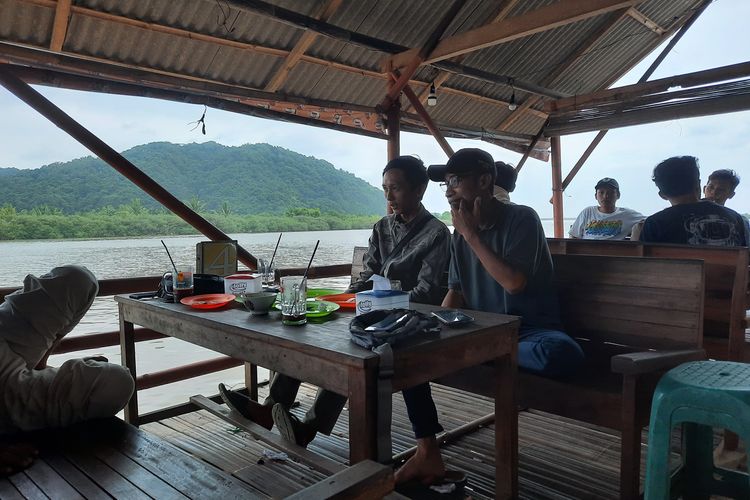 Santai di Tepi Sungai Bunton: Wisata Pinggir Kali yang Menyegarkan