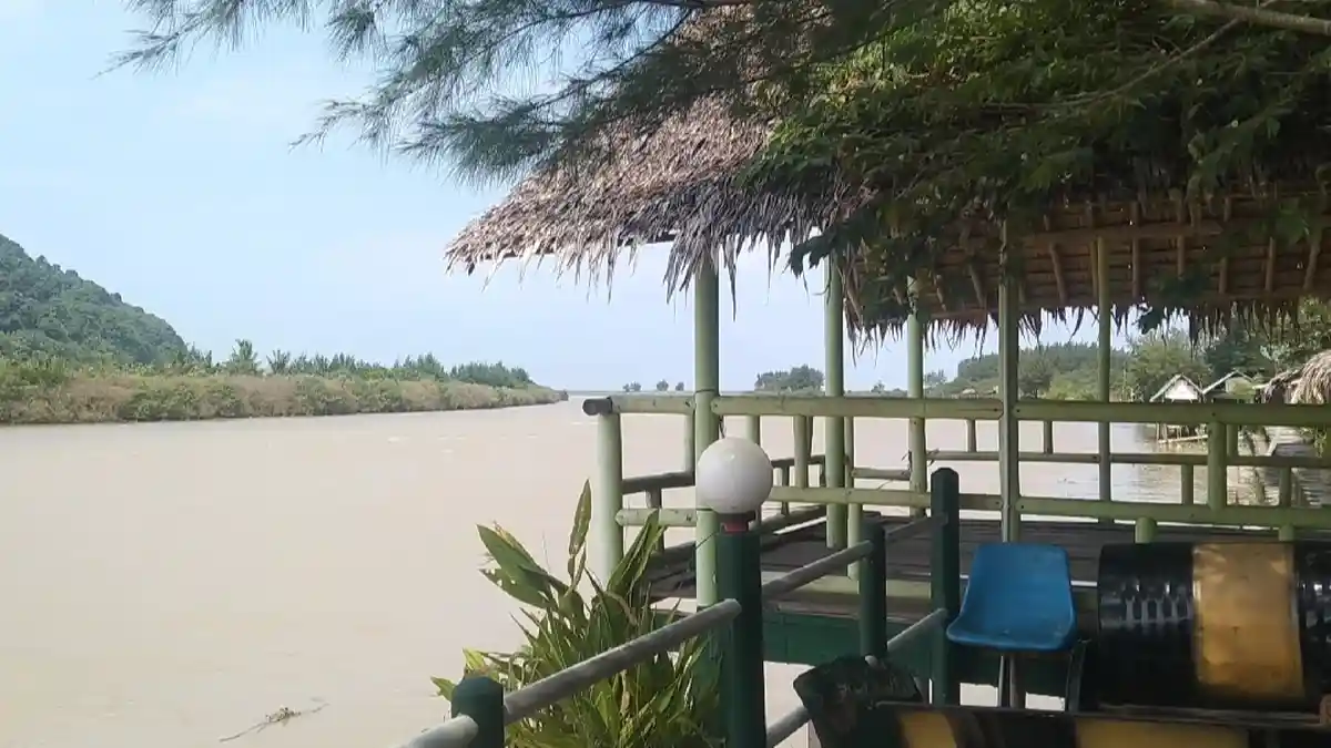 Pinggir Kali Getaway: Relaxing by Bunton River in Cilacap